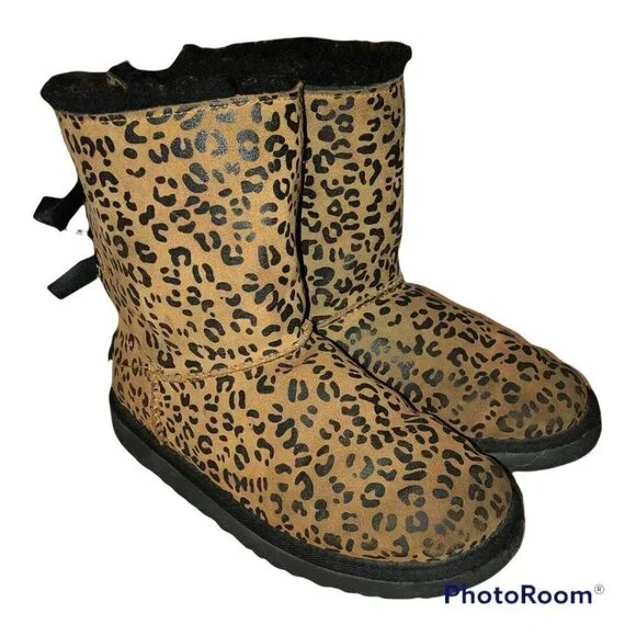 UGG Bailey Bow Womens Leopard/Cheetah Print Shearling Lined Boots Size 4 - Picture 2 of 9